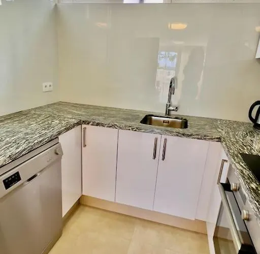 Sunny On The Paradise Coast. Appartamento