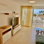 Sunny On The Paradise Coast. Appartement *