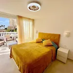Sunny On The Paradise Coast. Appartement