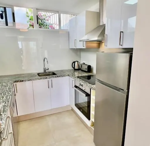 Sunny On The Paradise Coast. Lägenhet